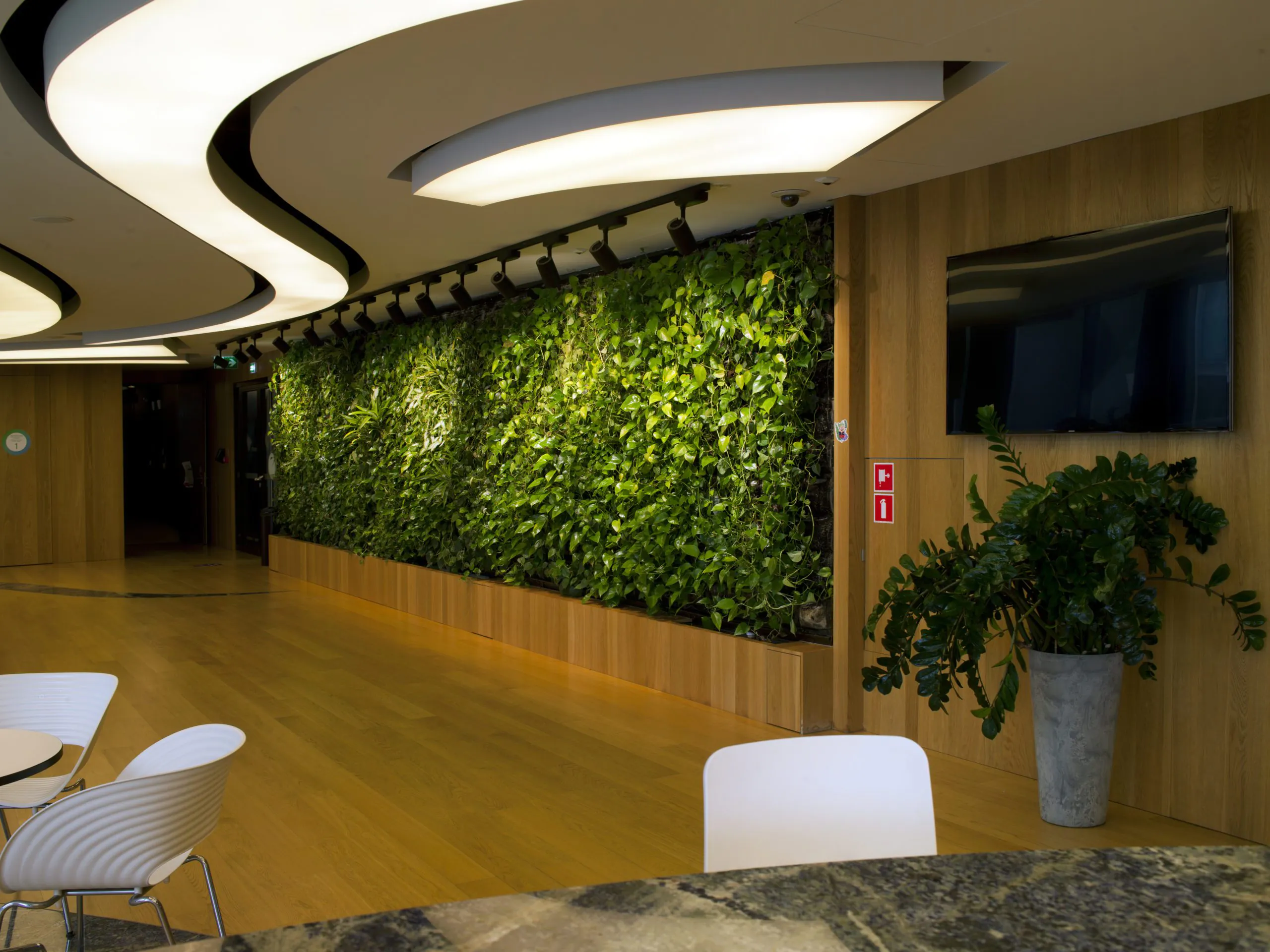 Zielone ściany w biurze HB REAVIS w Warszawie