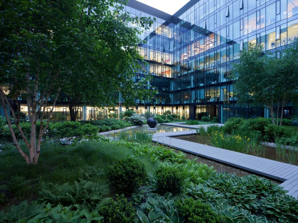 Patio na&nbsp;stropie KBC w&nbsp;Warszawie, realizacja Hadart sp. z&nbsp;o.o.